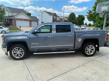2015 GMC SIERRA SLT CREW CAB ONLY 68,000 MILES AND MANY EXTRAS (PRICED BELOW KBB VALUE)