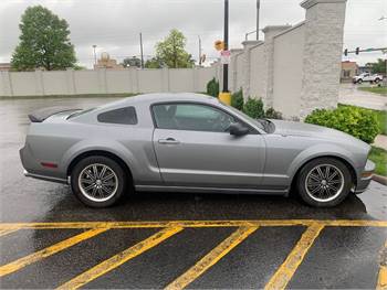 2005 Ford mustang GT Deluxe Coupe 2D