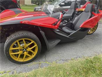 2022 Polaris Slinghot S Fierce red and gold rim 