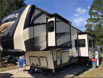2019 Forest River Sierra 5th Wheel bunkhouse RV